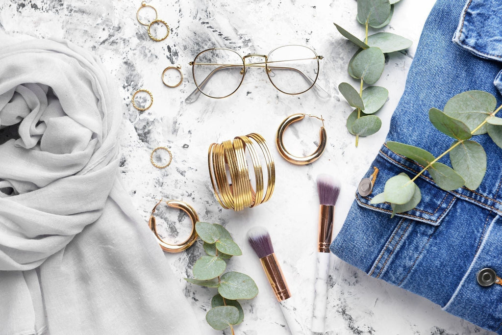 Brille und Schmuck kombinieren