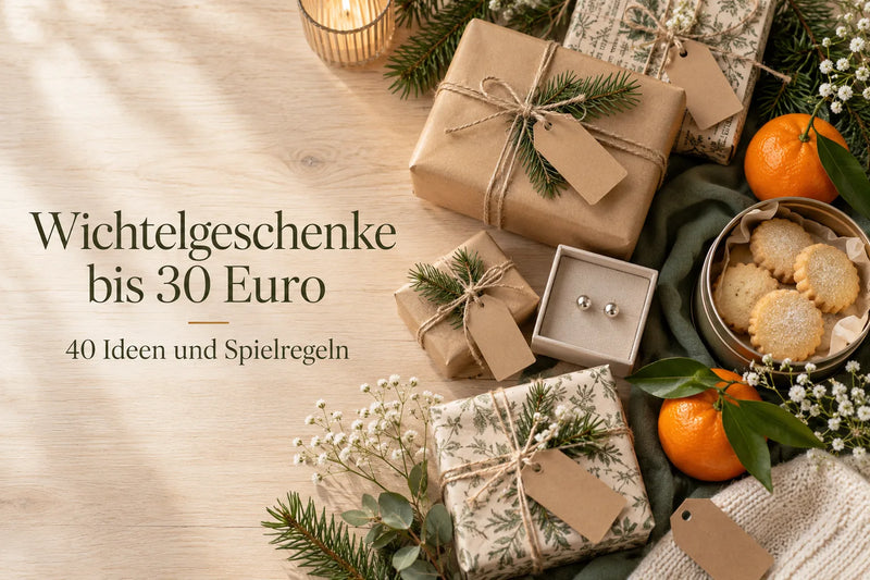 Wichtelgeschenke in Kraftpapier mit Paketschnur, Mandarinen, Plätzchendose und silbernen Ohrsteckern