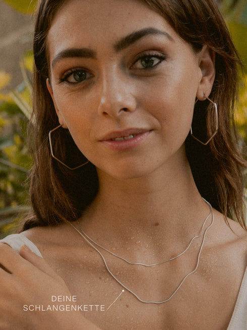 Model trägt die silberne Schlangenkette ETERNITY 1,2 mm am Hals