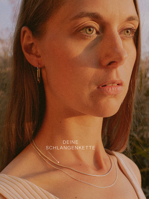 Frau trägt die Schlangenkette ETERNITY aus 925 Sterling Silber, 1,2 mm breit